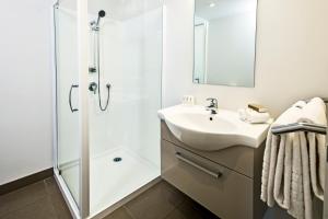 Vannituba majutusasutuses Quest Albany Serviced Apartments +7 fotot