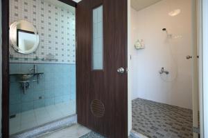 Bilik mandi di View Hostel