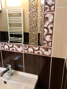 久洛的住宿－吉拉瓦爾美景公寓，一间带水槽和镜子的浴室