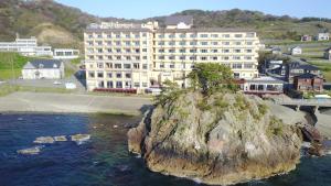 une île au bord de l'eau devant un grand bâtiment dans l'établissement Yura Onsen Yaotome, à Tsuruoka