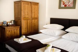 una camera da letto con un letto e asciugamani di Hotel Eden a Cracovia