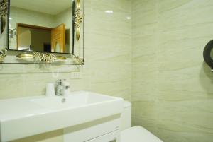 Kylpyhuone majoituspaikassa Ying Zhen Hotel