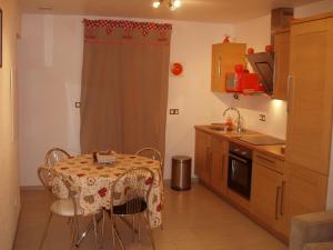 una pequeña cocina con mesa y mantel en Gites Du Ladhof, en Colmar