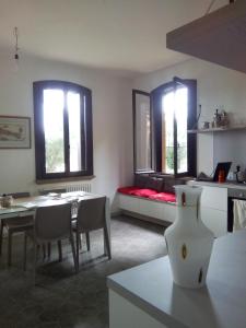 un soggiorno con tavolo e una sala da pranzo di Maison Sant'Elena a Venezia