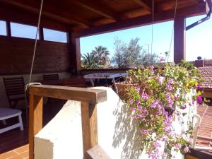 un portico di una casa con dei fiori di Casa Vacanze Paola a Quartu SantʼElena
