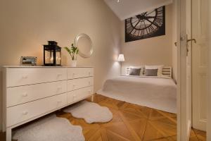 Un pat sau paturi într-o cameră la Wishlist Old Prague Residences - New Town