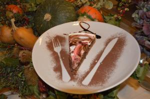 ein Stück Kuchen auf einem Teller mit Gabel und Messer in der Unterkunft Albergo Sella - Monte Amiata in Abbadia San Salvatore