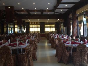a banquet hall with tables and chairs with people sitting at them at Lam Nghiep Do Son Hotel in Ðố Sơn