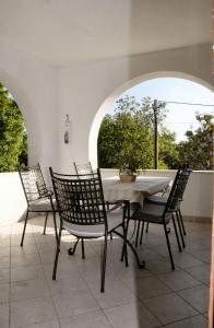 stół i krzesła na patio w obiekcie Apartments Vukelić w mieście Starigrad-Paklenica