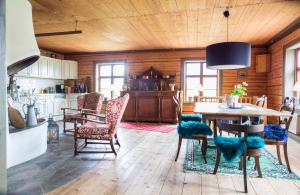 uma cozinha com mesa e cadeiras num quarto em Stöpafors 110 em Sunne