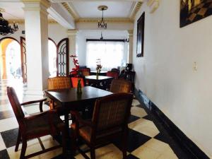 a dining room with a table and chairs at Hotel Urdiñola Saltillo in Saltillo