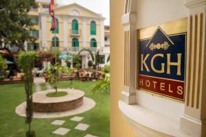 ein Schild an der Seite eines Gebäudes und eines Resorts in der Unterkunft Kathmandu Guest House by KGH Group in Kathmandu