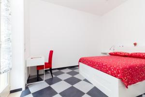 サンタニェッロにあるCasa Gecoのベッドルーム(赤いベッド1台、デスク付)