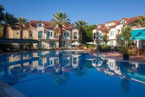 Bazén v ubytování Rebin Beach Hotel nebo v jeho okolí