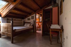 Un pequeño dormitorio con una cama y una mesa. en Tempio, en Massa 40 fotos más