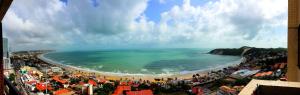 una vista de una playa con multitud de personas en Apartamento Maximum, en Natal