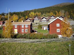 un grupo de casas y un granero rojo en MårtenLiens Gård, en Åre