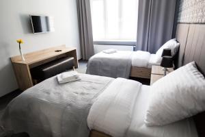 Łóżko lub łóżka w pokoju w obiekcie Szczęśliwa 13
