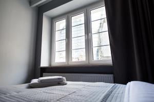 Łóżko lub łóżka w pokoju w obiekcie Szczęśliwa 13