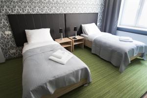 Łóżko lub łóżka w pokoju w obiekcie Szczęśliwa 13