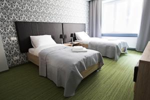 pokój hotelowy z dwoma łóżkami i oknem w obiekcie Szczęśliwa 13 w Poznaniu