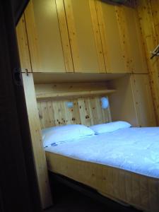 Säng eller sängar i ett rum på Residence Selva Dei Pini