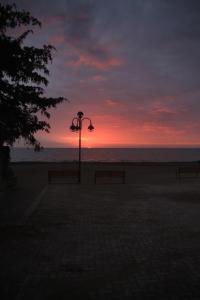 Východ nebo západ slunce při pohledu z hotelu nebo okolí