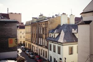 widok z góry na ulicę miejską z budynkami w obiekcie Hotel Eden w Krakowie