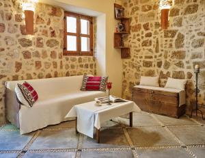 un soggiorno con divano e tavolo di Helios Garden Boutique Apartments a Città di Rodi