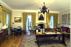 un soggiorno con divano e tavolo di Casa De Fatauncos a Vouzela