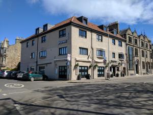 un grande edificio all'angolo di una strada di Greyfriars Inn by Greene King Inns a St Andrews