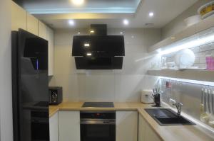 Dapur atau dapur kecil di Fireplace Apartment on Puliuia 40