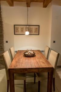 - une table à manger avec des chaises et un bol dans l'établissement Plaza Apartamentos, à Binéfar