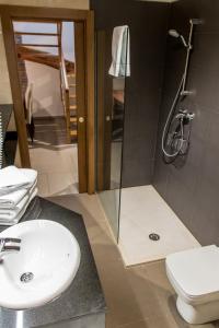 Koupelna v ubytování Plaza Apartamentos + 20 fotografií