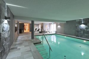 Bazén v ubytování Hotel STRAND am Königshafen nebo v jeho okolí