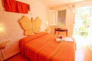 Cama ou camas em um quarto em L'Oasi Villaggio Albergo