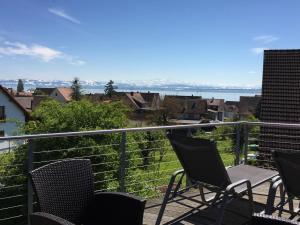 a balcony with chairs and a view of the water at Feriendomizil See Effekt in Hagnau