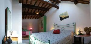 เตียงในห้องที่ Agriturismo Borgo Case Marchi