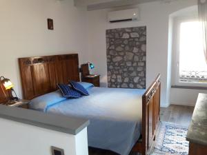 モンテ・イーゾラにあるResidenza Borgo Anticoのベッドルーム1室(青い枕のベッド1台付)