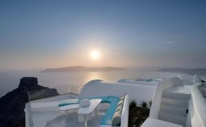 widok na słońce wschodzące nad oceanem w obiekcie Tholos Resort w Imerovíglion