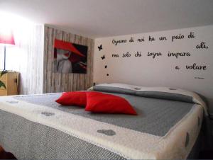 ローマにあるLa casetta di Josephineのベッドルーム1室(壁に引用符が付いたベッド1台付)