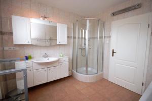 Et badeværelse på Reetdachhaus "Strandhaus Sterni" + 46 billeder