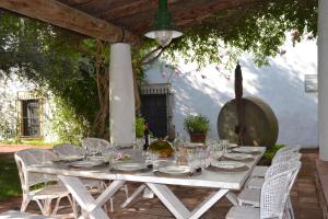 Fotografie z fotogalerie ubytování Masia Sitges Mas Peirot Geniune Farmhouse 20 min walk from beaches 60 Heactares of Wine Fields Garden AC Until 18 people v destinaci Cubelles