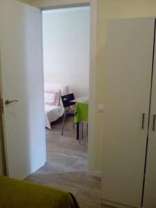 pokój z łóżkiem i stołem w pokoju w obiekcie Castel Apartments w mieście Hospitalet de Llobregat