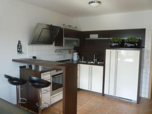 een keuken met een aanrecht en een koelkast bij Modernes Apartment mit Zentralheizung in Willingen in Willingen +29 foto's