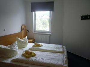 twee teddyberen op twee bedden bij Modernes Apartment mit Zentralheizung in Willingen in Willingen