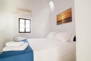 Llit o llits en una habitació de Santorini Crystal Blue Boutique Hotel