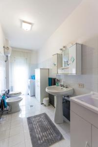 Appartamento Telese Terme في تيليسي: حمام أبيض مع حوض ومرحاض