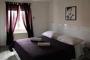 Ένα ή περισσότερα κρεβάτια σε δωμάτιο στο Apartments Silvija