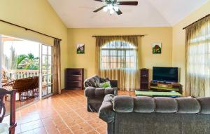a living room with a couch and a tv at Hispaniola Residencial in Sosúa
